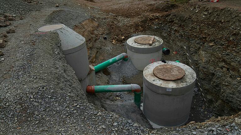 Aufwendige Bauten neben der Strecke: In den Sedimentationsanlagen wird Reifenabrieb und Öl aus dem Fahrbahnbereich herausgefiltert. Aufwendige Bauten neben der Strecke: In den Sedimentationsanlagen wird Reifenabrieb und Öl aus dem Fahrbahnbereich herausgefiltert.