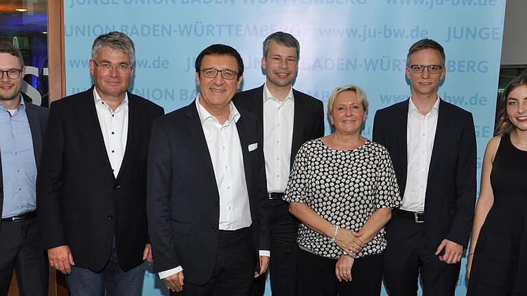 70 Jahre Junge Union Nordwürttemberg: Erinnerungsfoto von der Jubiläumsfeier in Tauberbischofsheim mit (von links): Michael Lehmann, Winfried Mack, Wolfgang Reinhart, Steffen Bilger, Susanne Eisenmann, Dominik Martin und Ann-Cathrin Simon.