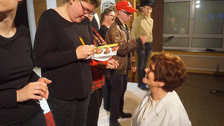 Autogramm für Bürgermeisterin Edeltraud Baumgartl, noch auf der Bühne.