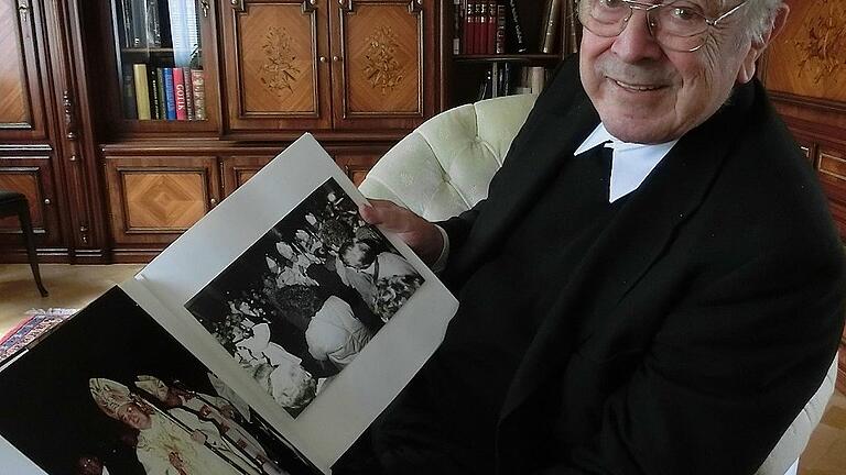 Weihbischof em. Helmut Bauer zeigt sein Fotoalbum mit den schönsten Priestermomenten.