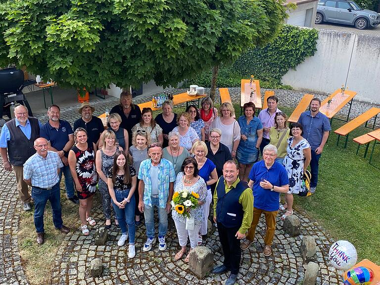 Heike Riegler (mit Blumen) im Kreise ihrer Kolleginnen und Kollegen sowie aller Abteilungsleiter der Gemeinde. Heike Riegler (mit Blumen) im Kreise ihrer Kolleginnen und Kollegen sowie aller Abteilungsleiter der Gemeinde.