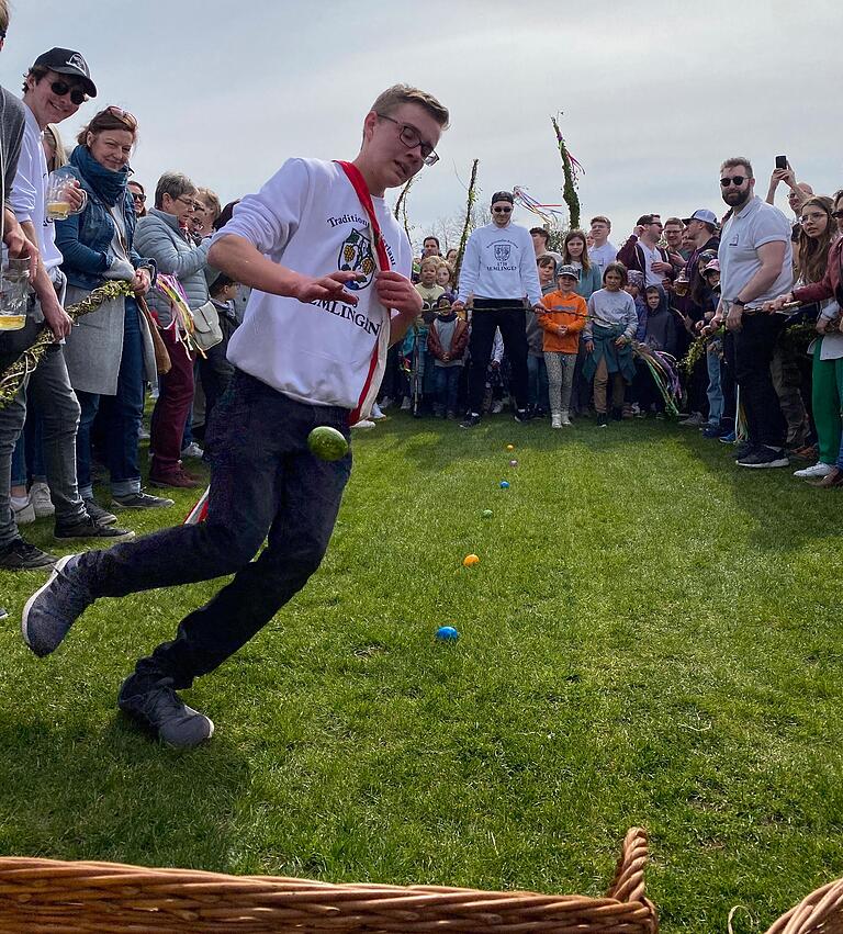 Während Samuel Wehr zum 2130 Meter entfernten Eierlaufstein lief, ein rohes Ei an den Stein warf und zum Sportplatz zurück spurtete, war es Lukas Winzenhöler's (im Bild) Aufgabe, 75 bunte Ostereier aufzusammeln. Die Eier musste er einzeln auflesen und in einen Korb werfen, der am anderen Ende der Eierlinie stand. Während Samuel Wehr zum 2130 Meter entfernten Eierlaufstein lief, ein rohes Ei an den Stein warf und zum Sportplatz zurück spurtete, war es Lukas Winzenhöler's (im Bild) Aufgabe, 75 bunte Ostereier aufzusammeln. Die Eier musste er einzeln auflesen und in einen Korb werfen, der am anderen Ende der Eierlinie stand.