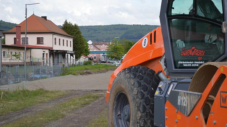 Vor vielen Jahren Jahren hatte die Stadt Bad Brückenau den Bahnhof gekauft. Passiert ist seitdem nichts. Die Erschließung des Geländes wurde jetzt zurückgestellt.