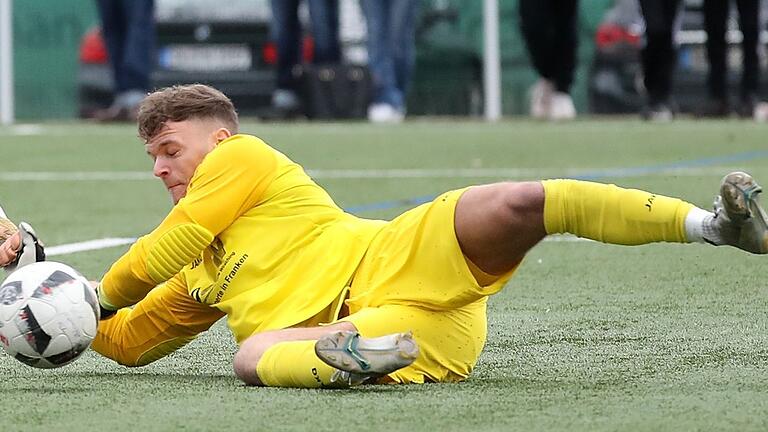 Torhüter Felix Reusch in Aktion, hier in einem Testspiel gegen die Würzburger Kickers auf dem Abtswinder Kunstrasenplatz. Gegen den SC Eltersdorf parierte der Abtswinder Torhüter in der Nachspielzeit einen Elfmeter.