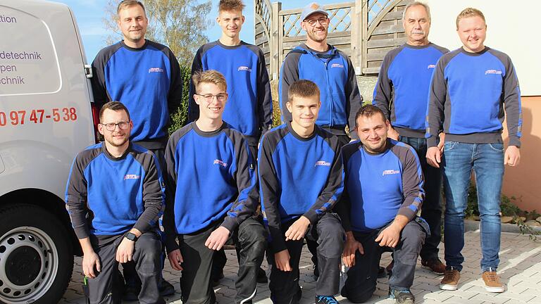 Das gesamte Team von Elektro Neuland in Schönderling. Geschäftsführer Erwin Neuland (2.v.r.) und Simon Wießner (rechts). - Das gesamte Team von Elektro Neuland in Schönderling. Geschäftsführer Erwin Neuland (2.v.r.) und Simon Wießner (rechts). Das gesamte Team von Elektro Neuland in Schönderling. Geschäftsführer Erwin Neuland (2.v.r.) und Simon Wießner (rechts). - Das gesamte Team von Elektro Neuland in Schönderling. Geschäftsführer Erwin Neuland (2.v.r.) und Simon Wießner (rechts).