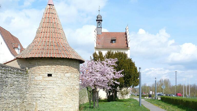 Sulzfeld mit seinen alten Mauern, Toren und Türmen, mit Wein, der Meterbratwurst und dem Main ist immer einen Halt wert. Sulzfeld mit seinen alten Mauern, Toren und Türmen, mit Wein, der Meterbratwurst und dem Main ist immer einen Halt wert.