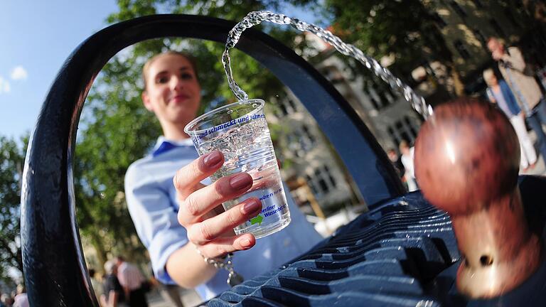 Immer mehr Städte setzen sich für den freien Zugang zu Wasser ein und bieten Trinkbrunnen an. Großer Vorreiter in dieser Sache ist Wien. Schweinfurt will davon lernen, zumindest im Kleinen.