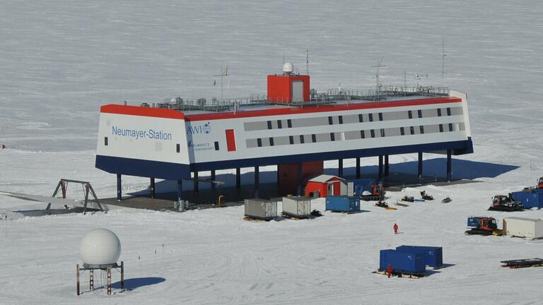 Aus Containern zusammengesetzt, ruht die Neumayer-Station III auf Stelzen im Schelfeis der Antarktis. 14 Monate lang wird sie das Zuhause von Unfallchirurg Peter Jonczyk sein.