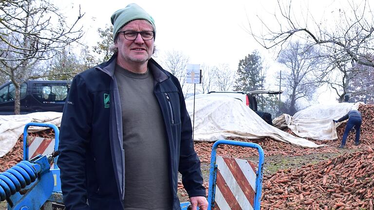 Von seinem Berg an Karotten hat Bernhard Sauer aus Werneck mittlerweile fast alles los bekommen. Die Einnahmen will der Landwirt an die Kinderkrebshilfe in Würzburg spenden.