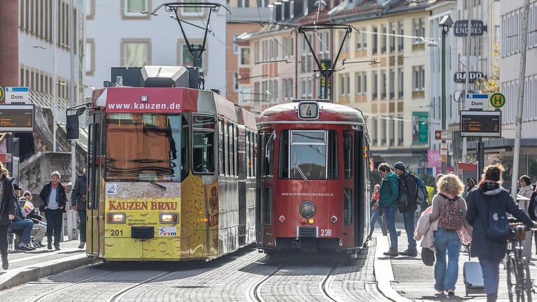 Zwei Straßenbahnen in der Würzburger Innenstadt. Seit Montag, 6. November, ist der Straba-Verkehr in Würzburg nur noch eingeschränkt möglich. Zwei Straßenbahnen in der Würzburger Innenstadt. Seit Montag, 6. November, ist der Straba-Verkehr in Würzburg nur noch eingeschränkt möglich. 