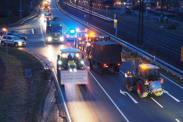 Kurze Irrfahrt: Eine kleine Gruppe Fahrzeuge kam von der Strecke ab, die Polizei führte sie zügig wieder auf die richtige Spur. Kurze Irrfahrt: Eine kleine Gruppe Fahrzeuge kam von der Strecke ab, die Polizei führte sie zügig wieder auf die richtige Spur.