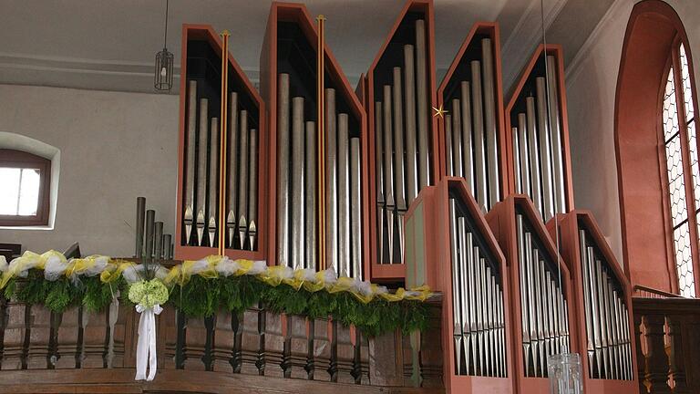Die neue Orgel in der Himmelstadter Kirche St. Jakobus wurde ursprünglich 1969 von der Orgelwerkstatt Gustav Steinmann (Viotho) für die Versöhnerkirche Bergneustadt gebaut und nun vom Mainfränkischen Orgelbau Martin Karle umgebaut. Die neue Orgel in der Himmelstadter Kirche St. Jakobus wurde ursprünglich 1969 von der Orgelwerkstatt Gustav Steinmann (Viotho) für die Versöhnerkirche Bergneustadt gebaut und nun vom Mainfränkischen Orgelbau Martin Karle umgebaut.