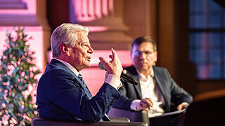 Im Rahmen der Veranstaltung rund um das 500-jährige Bauernkriegsjubiliäum ist Joachim Gauck am Donnerstag 27.03.25 zu Gast in der Neubaukirche in Würzburg. Vor zahlreichen Menschen liest der ehem. Bundespräsident aus seinem Buch 'Erschütterungen'.
