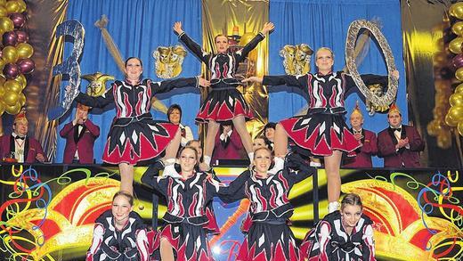 Gratulation: Charmant beglückwünschte die Prinzengarde den Faschingsverein zum 30-jährigen Bestehen.