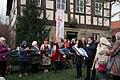 Klein aber fein ist die Waldweihnacht in Wetzhausen. Henriette Dornberger (Vierte von links) und die Dorfgemeinschaft organisierten zum sechsten Mal dieses Fest, das die stellvertretende Landrätin Christine Bender (Fünfte von links) mit der Gemeindeglocke einläutete.