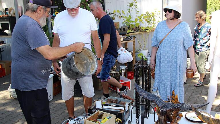 Zum zweiten Mal fanden am Sonntag in Gerolzhofen die Garten- und Hofflohmärkte statt. Hunderte Menschen begaben sich auf ausgedehnte Schnäppchenjagd nach Second-Hand-Ware und Nostalgischem.&nbsp;