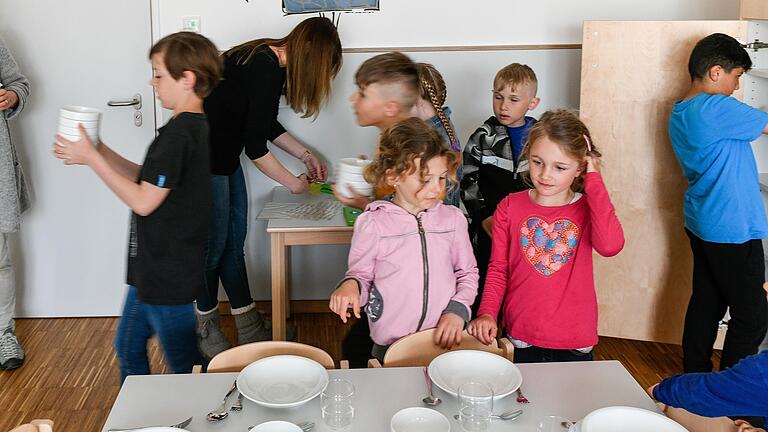 Das gemeinsame Tischdecken gehört zur Tischkultur des Hauses dazu. Das gemeinsame Tischdecken gehört zur Tischkultur des Hauses dazu. 