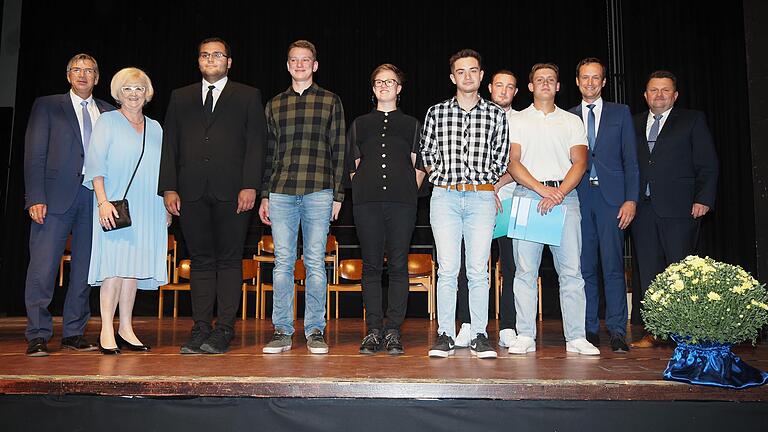 Ehrung für die Innungsbesten bei der&nbsp; Freisprechungsfeier (von links): Michael Bissert, Präsident der Handwerkskammer Unterfranken, Kreishandwerksmeisterin Margit Rosentritt, Jens Kräck, Manuel Schraut, Svenja Hastedt, Domenik Dellert, Hannes Müller und Erik Eisenbart, Landrat Florian Töpper sowie Vize-Kreishandwerksmeister Jürgen Weth.