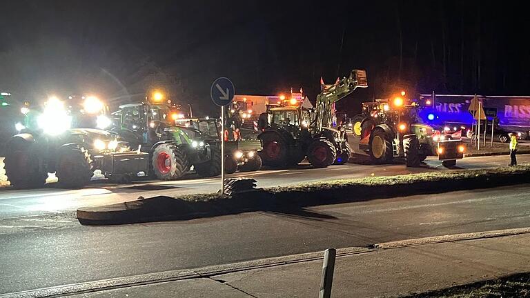 Schon am frühen Montagmorgen blockieren Landwirte den Verkehr im Landkreis Kitzingen mit ihren Traktoren. An den beiden Autobahnauffahrten an der Anschlussstelle Kitzingen/Schwarzach ist kein Durchkommen mehr. Schon am frühen Montagmorgen blockieren Landwirte den Verkehr im Landkreis Kitzingen mit ihren Traktoren. An den beiden Autobahnauffahrten an der Anschlussstelle Kitzingen/Schwarzach ist kein Durchkommen mehr.