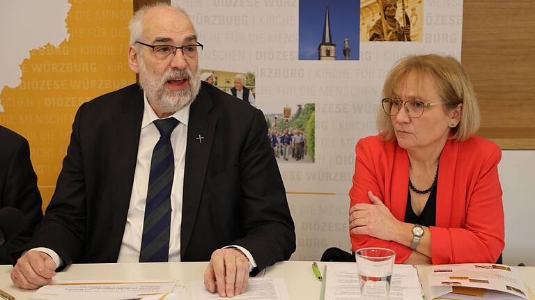 Domkapitular Christoph Warmuth, stellvertretender Leiter der Hauptabteilung Seelsorge, sowie Pastoralreferentin Monika Albert, Abteilung Gemeindeentwicklung und Pastorale Konzeption, bei der Jahresauftakt-Pressekonferenz 2020