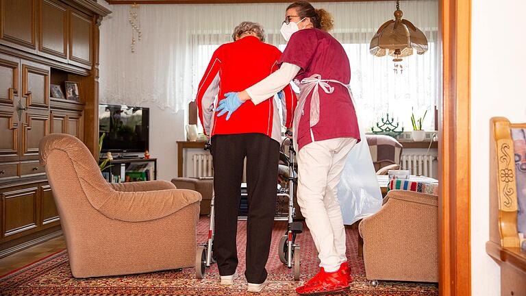 Rosa Dietz läuft mit einem Rollator durch ihre Wohnung. Bettina Kessler überprüft ihre Tabletten und verabreicht der 87-Jährigen Augentropfen. Rosa Dietz läuft mit einem Rollator durch ihre Wohnung. Bettina Kessler überprüft ihre Tabletten und verabreicht der 87-Jährigen Augentropfen.