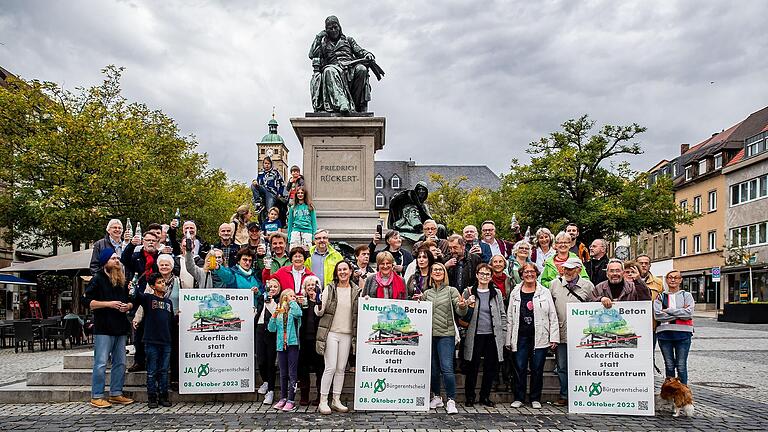 Jubel und Freude über den gewonnen Bürgerentscheid. Gemeinsam mit ihren Unterstützerinnen und Unterstützern stießen am Montagnachmittag die Initiatorinnen Ulrike Schneider,&nbsp; Kathrin May und Anette Klotzek (vorne Mitte von links) auf ihren Erfolg an.