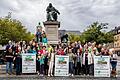 Jubel und Freude über den gewonnen Bürgerentscheid. Gemeinsam mit ihren Unterstützerinnen und Unterstützern stießen am Montagnachmittag die Initiatorinnen Ulrike Schneider,&nbsp; Kathrin May und Anette Klotzek (vorne Mitte von links) auf ihren Erfolg an.