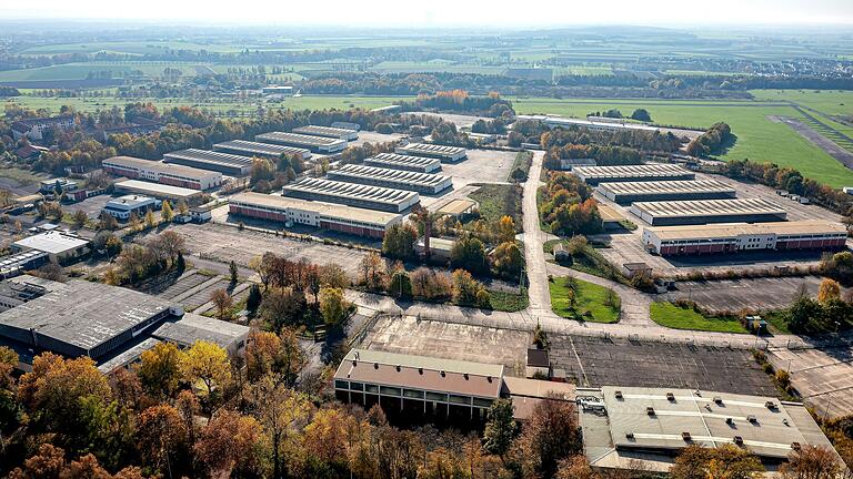 Wie soll die Entwicklung des Gewerbeparks in den Conn Barracks erfolgen? Der Gemeinderat Geldersheim wird am Donnerstag in einer Sondersitzung beraten, welchen Weg die Kommune mitgehen kann. Wie soll die Entwicklung des Gewerbeparks in den Conn Barracks erfolgen? Der Gemeinderat Geldersheim wird am Donnerstag in einer Sondersitzung beraten, welchen Weg die Kommune mitgehen kann.