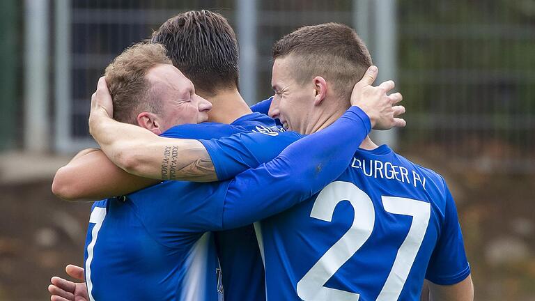 Geht doch! Dennie Michel (Nummer 27) jubelt mit Patrick Hofmann über dessen Treffer zu 2:1.