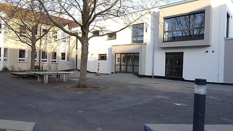 Das neue Gebäude der Mittagsbetreuung ist baulich mit der Grundschule in Zell verbunden. Nun geht es um die Sanierung von Pausenhof und Parkplatz.