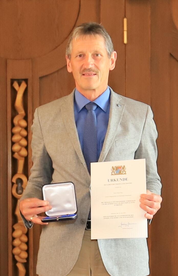 Ausgezeichnet mit der Kommunale Verdienstmedaille in Bronze: Erich Fenn aus Gössenheim.