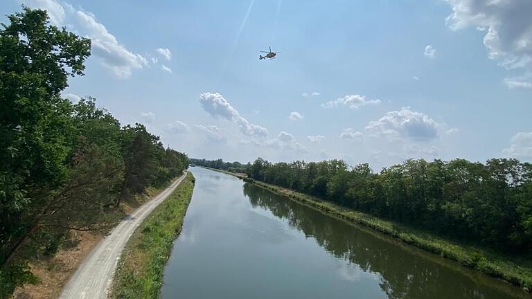 Ein Rettungshubschrauber kreist über dem Mainkanal bei Sommerach: Der Sucheinsatz am Montagnachmittag verlief ohne Ergebnis.