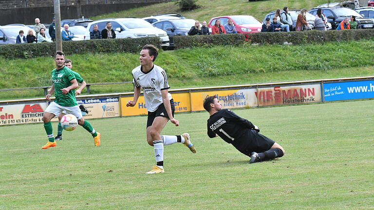 SG Bad Brückenau       -  Lorenz Schäfer  von der SG Bad Brückenau hat Keeper Jonas Voll (SG Waldberg/Stangenroth) überwunden und triftt gleich zum 2:0 bei der 2:3-Heimniederlage.