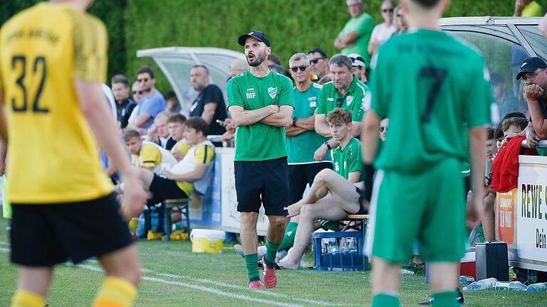 Trainer Marco Forner (auf dem Archivbild in der Mitte) und sein SV Kürnach stehen kurz vor dem Meisterschaftsgewinn in der Fußball-Kreisliga Würzburg 1.