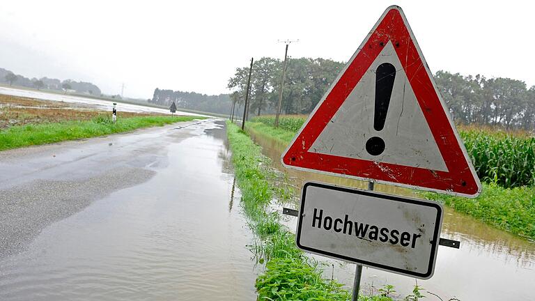 Ein heftiges Unwetter zog am Donnerstagnachmittag über Rhön-Grabfeld. In etlichen Ortschaften standen Keller und Straßen unter Wasser.