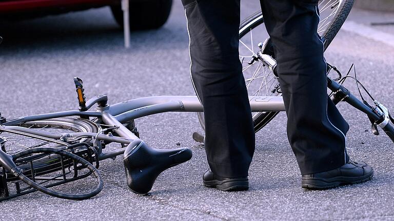 Bei einem Unfall in Waldbüttelbrunn ist am Samstag ein 76-Jähriger gestorben (Symbolbild).