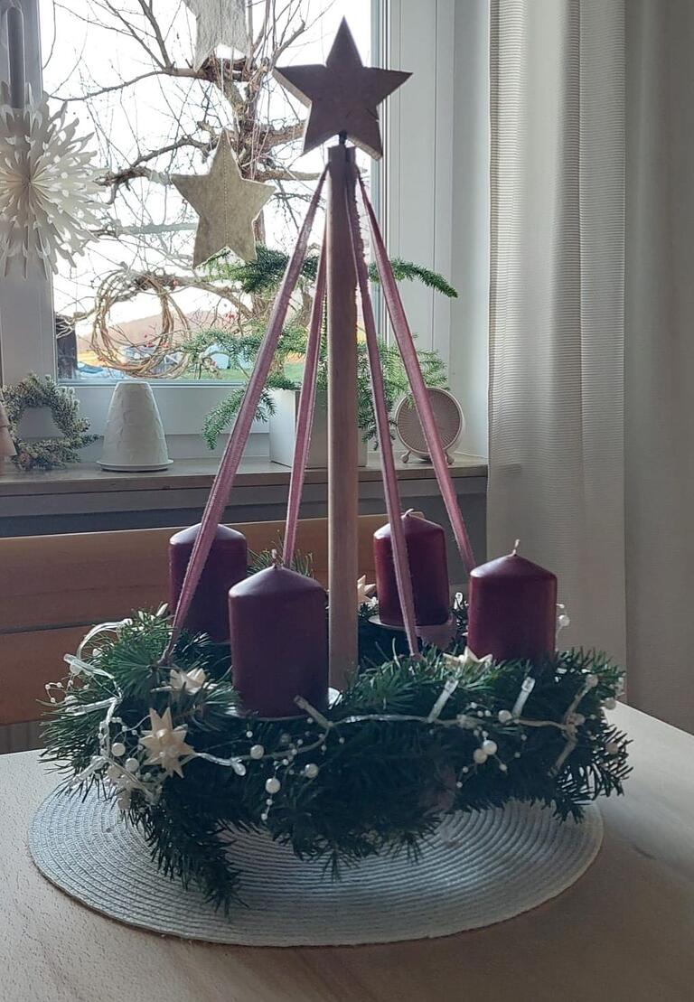 Sonja Kuhn aus Untertheres verwendet einen selbstgebauten Kranzständer, um ihren Adventskranz aufzuhängen.