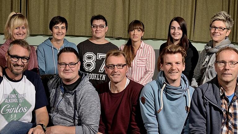 Dem potenziellen Erben fehlt die Frau       -  (mm)   Seit Ende August ist es wieder soweit. Die Theatergruppe des SC Geusfeld bereitet sich wie jedes Jahr in den vergangenen 23 Jahren auf ihre Theaterabende im Spätherbst vor. Heuer wird die Gruppe um Regisseurin Meggi Simon an vier Abenden den lustigen Dreiakter &bdquo;Net zum aushold?n &ndash; oder &ndash; Ernas letzter Wille&ldquo; darbieten. Ziel ist es den Gästen wieder einen amüsanten, entspannenden Abend zu bereiten. Norbert (Mathias Stahl) genießt das Faulenzerleben, weit weg von seiner wohlhabenden Schwester Erna (Alexandra Hümmer). Zusammen mit seinen Söhnen Klaus (Markus Betz) und Daniel (Stephan Bäuerlein) führt er eine reine Männerwirtschaft. Alles ist bestens, bis sich eines Tages Erna, die ihr Erbe regeln will, zu Besuch ankündigt. Sie will endlich die Frau ihres Neffen Klaus kennenlernen und kann es kaum erwarten, den beiden zum gewünschten Nachwuchs zu verhelfen. Einziges Problem dabei: Klaus hat gar keine Frau an seiner Seite, erst recht keine Ehefrau. Doch zum Glück hat Jack (Christian Schmitt) jede Menge Damenklamotten und ist bereit, in die Frauenrolle zu schlüpfen. Auf dem Weg zum großen Erbe geht allerhand drunter und drüber, denn Tante Erna lässt nichts unversucht, um das Liebesleben von Klaus auf Vordermann zu bringen. Als eine alte Liebe auftaucht werden die Karten endgültig neu gemischt. Weitere Rollen übernehmen Eva Pickel, Anna-Lena Bäuerlein sowie Anschi Bäuerlein und Jürgen Fösel. Für die Umrahmung der Abende sind wie schon seit Jahren auch heuer wieder die Theaterspatzen (Edwin und Sebastian Finster sowie Willi Stahl) zuständig. Seit jeher ist das Trio beim Publikum sehr beliebt, da sie musikalisch auf die drei Akte des Stücks vorbereiten und zum Schluss für Akteure und Gäste den Feierabend einläuten. Vorstellungen sind heuer am Samstag, 25. November, um 19.30 Uhr und am Sonntag, 26. November, um 18 Uhr sowie am darauffolgenden Wochenende am Freitag, 1. Dezember, und am Samstag, 2. Dezember, jeweils um 19.30 Uhr. Eintrittskarten für die Theaterabende in der Spreubachhalle in Geusfeld sind am Mittwoch, 1. November, ab 16 Uhr im Gasthaus Wengel sowie ab Donnerstag, 2. November, in der Bäckerei Oppel in Untersteinbach erhältlich.