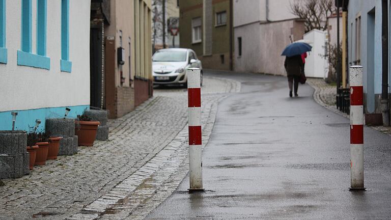 Seit über einem Jahrzehnt verhindern zwei Stahlpfosten ein Durchfahren der Hinteren Gasse in Zellingen. Jetzt beantragte die Zellinger Feuerwehr ihre Entfernung, die Anwohner wollen sie dagegen behalten.&nbsp;