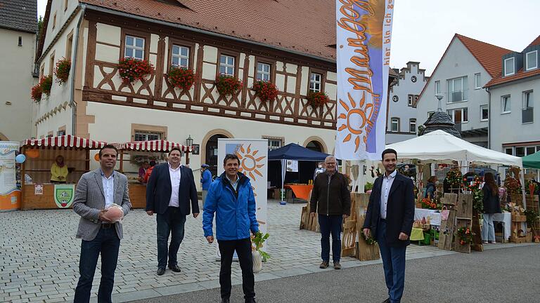 Die Bürgermeister des Schweinfurter Mainbogens (von links): Oliver Schulze (Sennfeld), Peter Gehring (Röthlein), Volker Karb (Schwebheim), Ewald Vögler (Grettstadt) und Manuel Kneuer (Gochsheim) beim Regionalmarkt in Gochsheim vor dem Historischen Rathaus am Plan. Christian Keller (Grafenrheinfeld) konnte nicht teilnehmen.