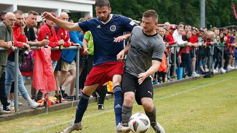 Robin Wanczura (links) vom FV Bergrothenfels/Hafenlohr im Zweikampf mit Nico Most vom TSV Mainbernheim. Der FV setzte sich auf dem Sportgelände des SV Kist im Duell der beiden A-Klassen-Zweiten mit 3:1 durch.