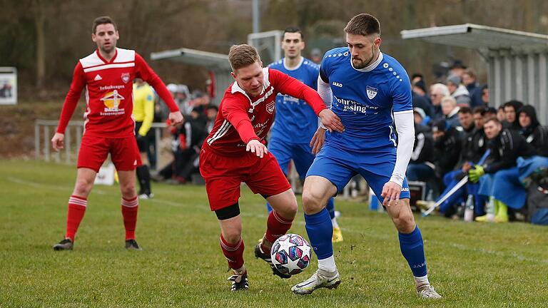 Lukas Huscher (rechts) vom TSV Unterpleichfeld erzielte für seine Mannschaft im Bezirksliga-Spiel in Trappstadt ein Tor. Auf dem Bild setzt er sich in der Partie gegen Altbessingen gegen Marcel Warmuth durch.