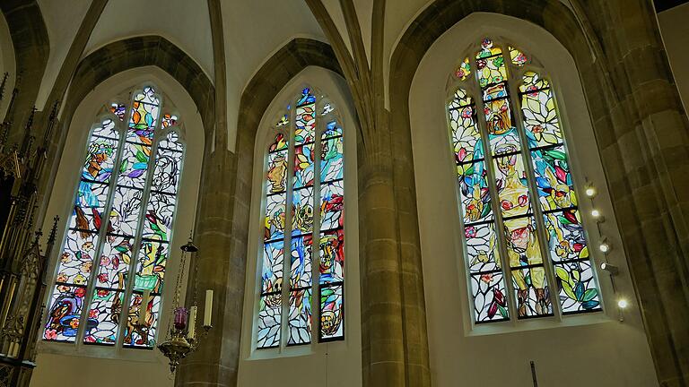 Leuchtende Farben und expressive Formen zeigt das Figurenprogramm, das Markus Lüpertz für die Fenster der Bamberger St. Elisabeth-Kirche geschaffen hat. Mehr als 60.000 Besucher strömten im ersten Jahr in die Kirche.