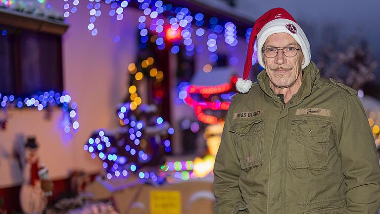 Peter Mack aus Mellrichstadt vor seinem beleuchteten Weihnachtshaus in der Thüringer Straße.