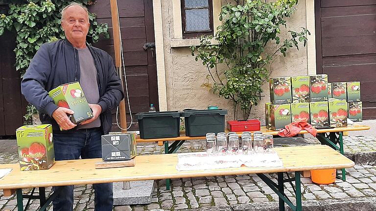 Der Obst- und Gartenbauverein Kleinlangheim bot beim Herbstmarkt am 3. Oktober selbstgepressten Apfelsaft an. Im Bild der Vorsitzende Hans-Werner Stier. Der Obst- und Gartenbauverein Kleinlangheim bot beim Herbstmarkt am 3. Oktober selbstgepressten Apfelsaft an. Im Bild der Vorsitzende Hans-Werner Stier.