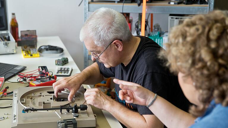 Reparieren im Café       -  In Repair Cafés werden - unter fachkundiger Anleitung - so manche Gegenstände vor dem Müll bewahrt. (Archivbild)