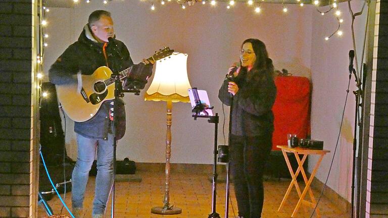 Sicherlich war es nicht nur der dampfende Glühwein, sondern auch die bedacht gewählten Titel, dass rund 50 Besucher Sandra Zimmermann und Gitarrist Thomas Heege vor der zum 'Wohnzimmer' gewordenen Garage lauschten und sie mit viel Beifall bedachten. Sicherlich war es nicht nur der dampfende Glühwein, sondern auch die bedacht gewählten Titel, dass rund 50 Besucher Sandra Zimmermann und Gitarrist Thomas Heege vor der zum 'Wohnzimmer' gewordenen Garage lauschten und sie mit viel Beifall bedachten.