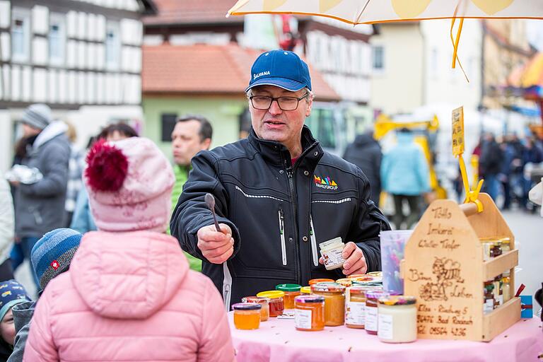 Schmeckt's? Die Marktbesucher konnten an einigen Ständen auch die Produkte der Verkäuferinnen und Verkäufer probieren - wie beispielsweise Honig. Schmeckt's? Die Marktbesucher konnten an einigen Ständen auch die Produkte der Verkäuferinnen und Verkäufer probieren - wie beispielsweise Honig.