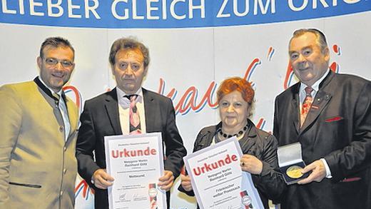 Auszeichnung       -  (mia)   &bdquo;Wer nicht leidenschaftlich ist, kann nie exzellent sein&ldquo;, zitierte Georg Schlagbauer, Landesinnungsmeister des Fleischerverbandes Bayern, den Musikproduzenten Tim Renner. Dass die bayerischen Innungsmetzger diese Leidenschaft besitzen, zeigte sich bei der Ehrung der erfolgreichen Teilnehmer der 32. f-Qualitätsprüfung des Fleischerverbandes Bayern, heißt es in einer Pressemitteilung. Unter diesen war auch Metzgerei Martin (Würzburg), Reinhard Götz und Ehefrau Marianne aus Binsbach. Sie wurden ausgezeichnet für die Produkte Mettwurst und Fränkischer weißer Presssack. Heinrich Traublinger, Präsident des Bayerischen Handwerkstages, und Georg Schlagbauer gratulierten persönlich zum Erfolg. im Bild von links BHT- Präsident Heinrich Traublinger, Metzgermeister Reinhard Götz mit Ehefrau Marianne und Landesinnungsmeister Georg Schlagbauer.