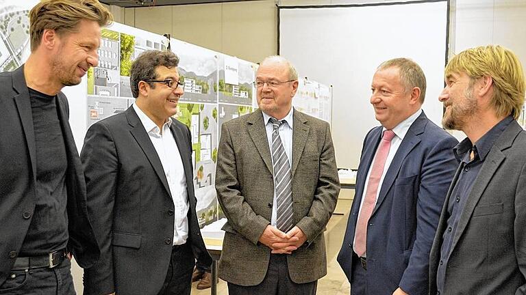 Die Preisträger des Architektenwettbewerbs: Im Bild (von links) M.V. Müller (Köln, 3. Preis), Antonio Catita Soeiro (Lissabon, erster Preis), Caritas Schulen gGmbH-Geschäftsführer Manfred Steigerwald, Landrat Thomas Bold und Gunther Benkert (Kassel, zweiter Preis). Die Preisträger des Architektenwettbewerbs: Im Bild (von links) M.V. Müller (Köln, 3. Preis), Antonio Catita Soeiro (Lissabon, erster Preis), Caritas Schulen gGmbH-Geschäftsführer Manfred Steigerwald, Landrat Thomas Bold und Gunther Benkert (Kassel, zweiter Preis).